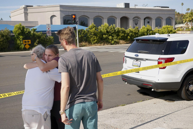 Người dân an ủi nhau sau vụ xả súng tại giáo đường Do Thái ở thị trấn Poway, San Diego, bang California (Mỹ). (Ảnh: AFP/TTXVN)