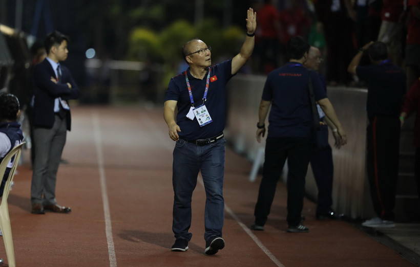 HLV Park vẫy chào người hâm mộ Việt Nam. (Ảnh: Hoàng Linh/TTXVN)