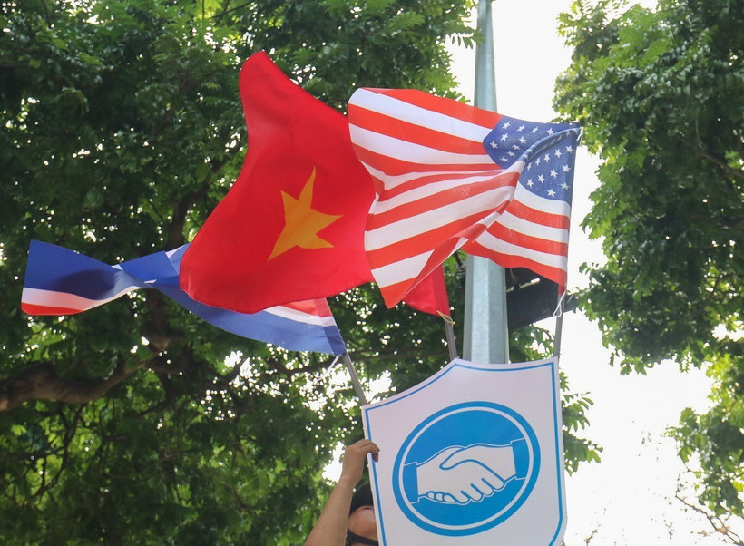 Quốc kỳ Việt Nam, Mỹ và Triều Tiên trên khắp các tuyến phố Hà Nội. (Ảnh: Trọng Đạt/TTXVN)