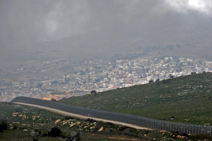 Hàng rào ngăn cách khu vực Cao nguyên Golan do Israel chiếm đóng, gần thị trấn Majdal Shams, với Syria, ngày 25/3/2019. (Ảnh: AFP/ TTXVN)