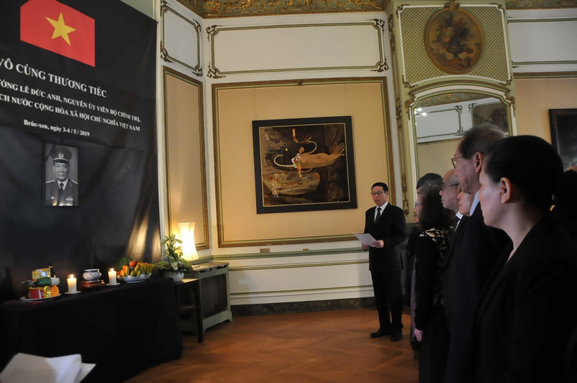 Đại sứ Vũ Anh Quang đọc điếu văn trong lễ viếng nguyên Chủ tịch nước, Đại tướng Lê Đức Anh. (Ảnh: Kim Chung/TTXVN)