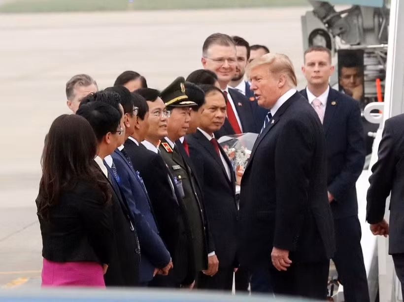 Các quan chức Việt Nam tiễn Tổng thống Mỹ Donald Trump tại sân bay quốc tế Nội Bài. (Ảnh: Trọng Đức/TTXVN)