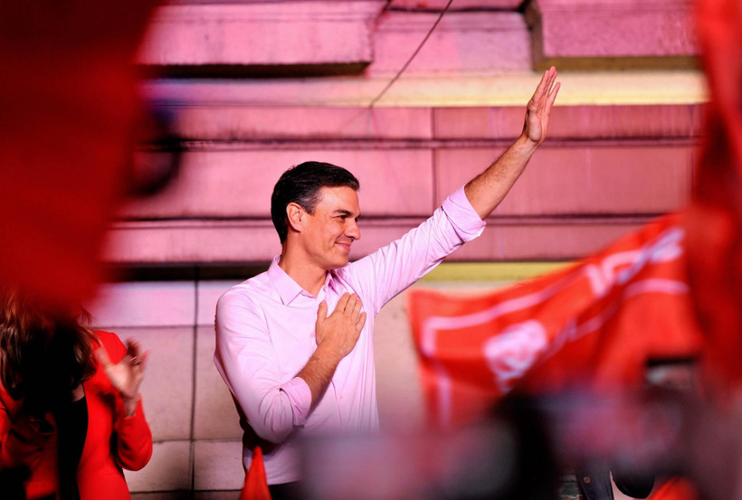 Thủ tướng Tây Ban Nha Pedro Sanchez bên những người ủng hộ tại trụ sở đảng PSOE ở Madrid ngày 28/4. (Ảnh: THX/TTXVN)