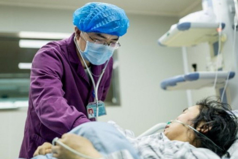 Bà Zeng đã được đưa đi cấp cứu sau khi tự tiêm nước ép từ hơn 20 loại trái cây. (Nguồn: Handout)