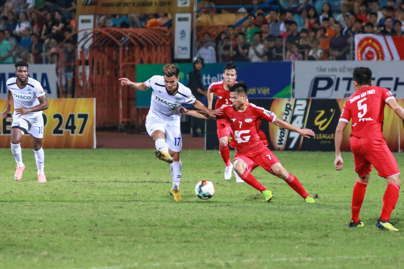 Văn Thanh (số 17) ghi bàn sau khi trở lại. (Ảnh: Nguyên An/Vietnam+)