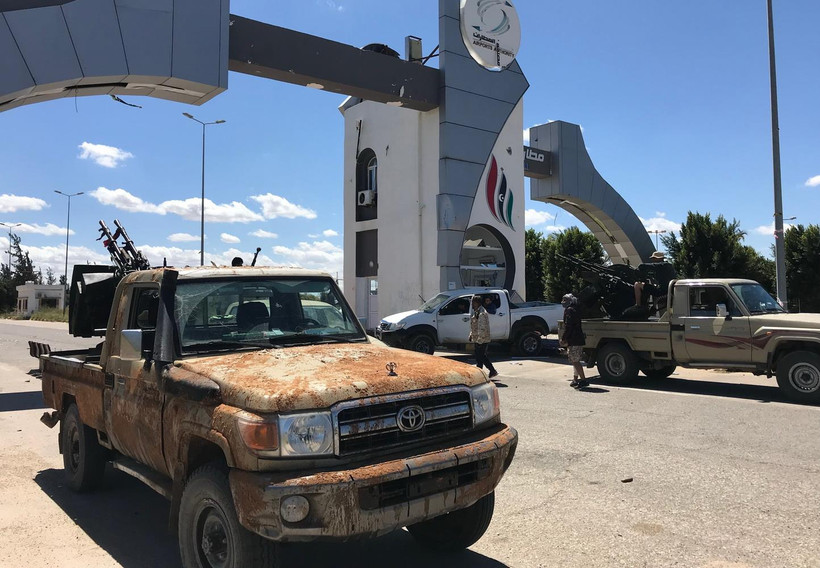 Lực lượng trung thành với Chính phủ Đoàn kết Dân tộc (GNA) được điều động tới sân bay cũ ở Tripoli ngày 8/4/2019. (Ảnh: AFP/TTXVN)