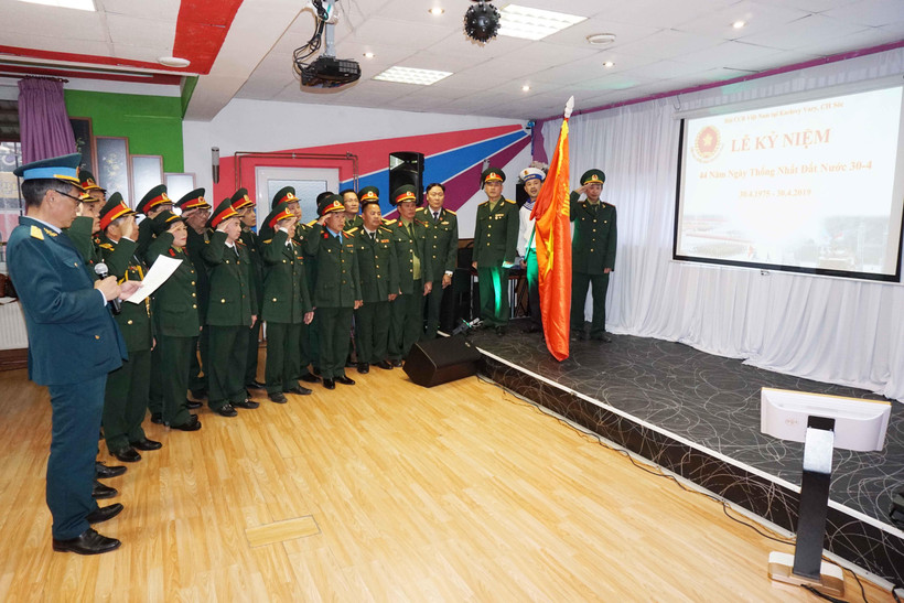 Lễ chào cờ và tưởng nhớ các anh hùng liệt sỹ tại Chi hội Cựu chiến binh Karlovy Vary. (Ảnh: Hồng Kỳ/Vietnam+)