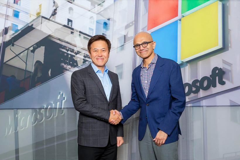 Park Jung-ho (trái), Giám đốc điều hành của SK Telecom và Satya Nadella (phải), Giám đốc điều hành của Microsoft. (Nguồn: Yonhap)