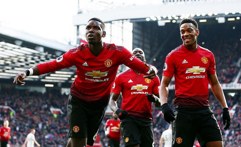 Pogba (trái) lập cú đúp từ chấm 11m. (Nguồn: Daily Mail)