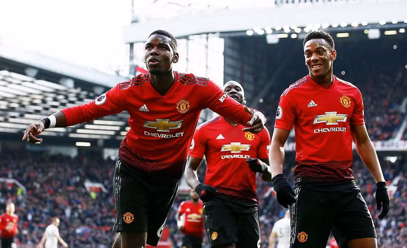 Pogba (trái) lập cú đúp từ chấm 11m. (Nguồn: Daily Mail)