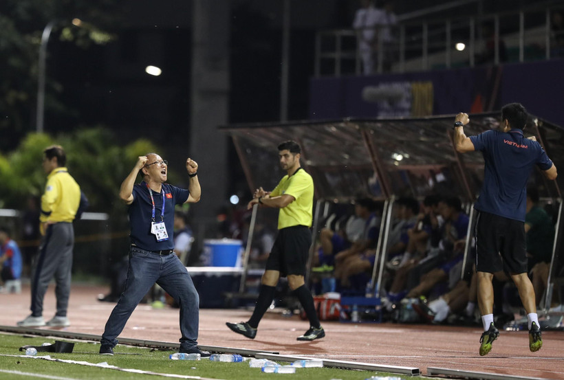 HLV Park Hang-seo cùng U22 Việt Nam quyết giành HCV lịch sử ở SEA Games. (Ảnh: Hoàng Linh/TTXVN)