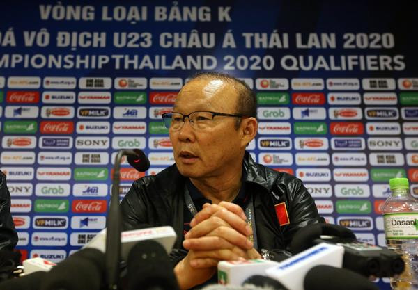 HLV Park Hang-seo phát biểu tại buổi họp báo.