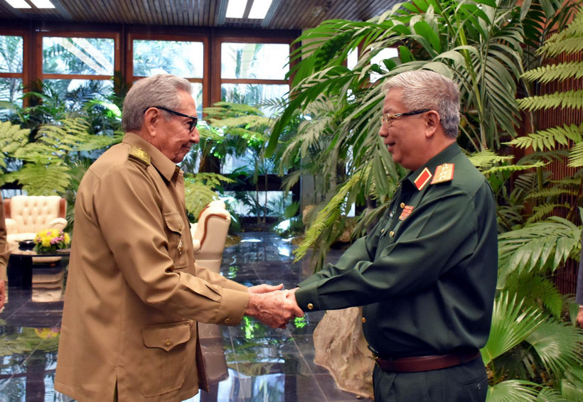 Đại tướng Raúl Castro đón Thượng tướng Nguyễn Chí Vịnh. (Ảnh: Lê Hà/TTXVN)