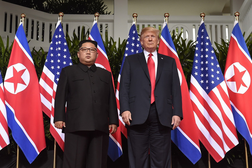 Tổng thống Mỹ Donald Trump (phải) trong cuộc gặp Chủ tịch Triều Tiên Kim Jong-un tại Singapore. (Ảnh: AFP/TTXVN)