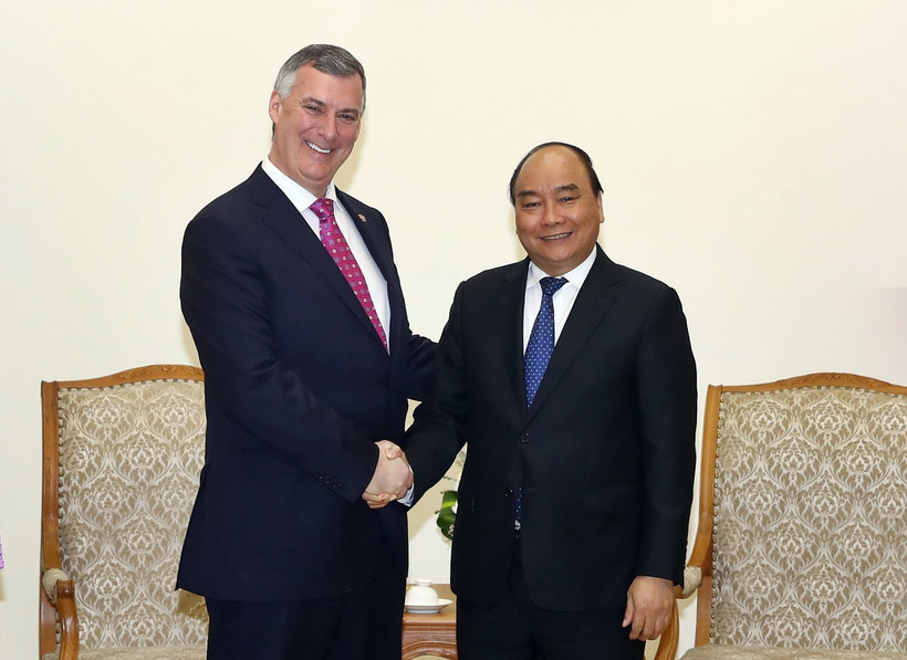 Thủ tướng Nguyễn Xuân Phúc tiếp ông Kevin McAllister, Phó Chủ tịch đièu hành Tập đoàn Boeing, Chủ tịch kiêm Tổng giám đốc Công ty máy bay dân dụng Boeing (Hoa Kỳ). (Ảnh: Thống Nhất/TTXVN)