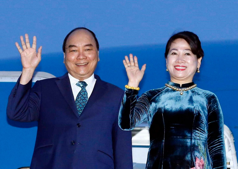 Thủ tướng Nguyễn Xuân Phúc và Phu nhân tại sân bay quốc tế Henri Coanda, Bucharest. (Ảnh: Thống Nhất/TTXVN)