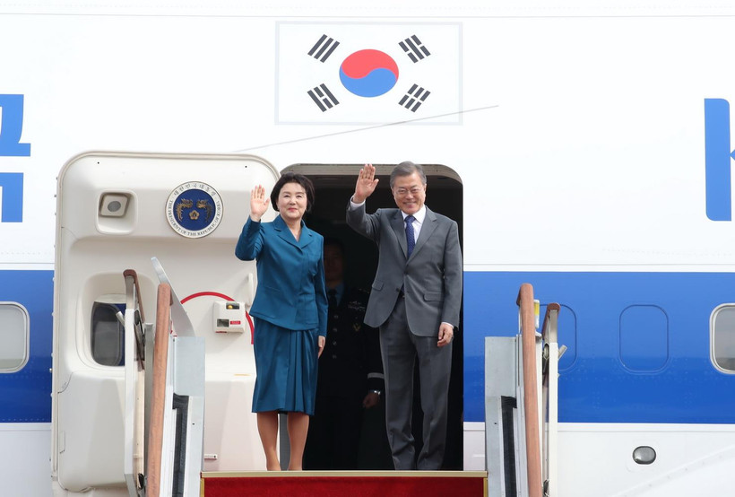Tổng thống Hàn Quốc Moon Jae-in (phải) lên đường tới 3 nước ASEAN. (Ảnh: Yonhap/TTXVN)