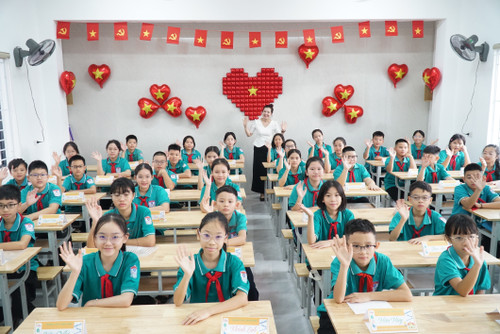 Studenti z Nghe An se šťastně vracejí do školy. (Foto: Bich Hue/VNA) nghe-an-11.jpg