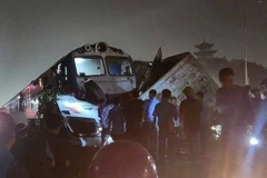 Hiện trường vụ tai nạn giao thông tàu hỏa va phải xe tải tại đường ngang có chắn tự động. (Nguồn ảnh: Đường sắt Việt Nam-Hành trình vạn dặm)