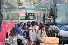 Nhiều người dân đã vội vã ra bến xe để về quê sau ngày làm việc cuối cùng trước khi bước vào kỳ nghỉ Tết Nguyên đán Bính Ngọ 2026. (Ảnh: Hoài Nam/Vietnam+)