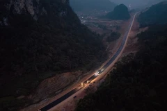 Nhà thầu và người lao động đang gấp rút thi công để thông tuyến cao tốc Đồng Đăng–Trà Lĩnh vào ngày 19/12. (Ảnh: PV/Vietnam+)