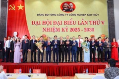 Thứ trưởng Bộ Xây dựng Nguyễn Xuân Sang tặng hoa chúc mừng Ban chấp hành Đảng bộ SBIC nhiệm kỳ 2025-2030. (Ảnh: Việt Hùng/Vietnam+)