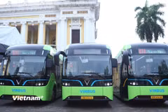 Tuyến buýt điện miễn phí E11 kết nối Yên Phụ-Bờ Hồ-Lăng Bác đi qua nhiều địa danh du lịch của Hà Nội. (Ảnh: Việt Hùng/Vietnam+)