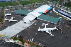 Người dân có cơ hội chiêm ngưỡng các loại máy bay từ quá khứ đến hiện tại tại Triển lãm thành tựu đất nước. (Ảnh: Quốc Khánh/Vietnam+)