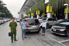 Dựng lại hiện trường hai đối tượng “cò mồi” lừa đảo nam hành khách quốc tế tại Sân bay Nội Bài. (Ảnh: PV/Vietnam+)