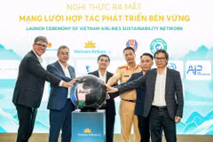 Các lãnh đạo thực hiện nghi thức chạm tay vào quả cầu, chính thức ra mắt “Liên minh Xanh-Phát triển bền vững”. (Ảnh: PV/Vietnam+