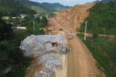 Nhà thầu thi công Dự án đường Hồ Chí Minh đoạn Chợ Chu-Ngã ba Trung Sơn. (Ảnh: Khánh Hùng/Vietnam+)