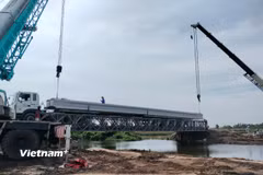 Nhà thầu thi công hạng mục đúc dầm cầu. (Ảnh: Việt Hùng/Vietnam+)
