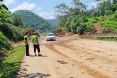 Một tuyến quốc lộ trên địa bàn tỉnh Thái Nguyên đã thông xe sau khi xử lý sạt lở đất tràn xuống đường. (Ảnh: PV/Vietnam+)
