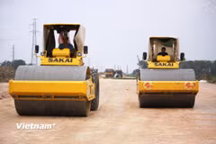 Nhà thầu thi công nền đường một dự án đường bộ cao tốc. (Ảnh: Việt Hùng/Vietnam+)