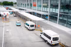 Sân bay Nội Bài đã điều chỉnh luồng đón xe dịch vụ nhằm đảm bảo thuận tiện cho hành khách. (Ảnh: Phan Công/Vietnam+)