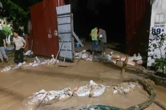 Khu vực trong ngõ Núi Trúc đã xảy ra hiện tượng hỗn hợp bùn và nước trào lên mặt đất trong quá trình khoan hầm. (Ảnh: PV/Vietnam+)