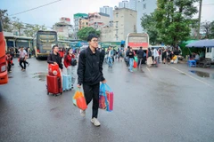 Hành khách lỉnh kỉnh đồ đạc tại Bến xe Giáp Bát trong ngày cuối nghỉ Tết trở về Thủ đô. (Ảnh: Hoài Nam/Vietnam+)