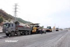 Thi công thảm nhựa nền đường một Dự án thành phần cao tốc Bắc-Nam phía Đông. (Ảnh: Quốc Khánh/Vietnam+)