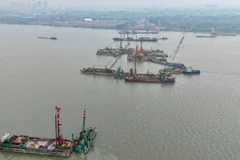 Chủ đầu tư và nhà thầu thi công xuyên Tết dự án cầu Trần Hưng Đạo, quyết tâm “cán đích” giữa năm 2027. (Ảnh: PV/Vietnam+)