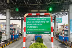 Từ ngày 1/10/2025, chủ xe ôtô phải thực hiện định danh và liên kết phương tiện thanh toán hợp lệ mới được phép nạp tiền sử dụng làn thu phí không dừng. (Ảnh: PV/Vietnam+)