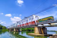 Một đoàn tàu chở hàng hóa của Tổng công ty Đường sắt Việt Nam. (Ảnh: PV/Vietnam+)