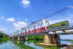 Ngành Đường sắt tạm dừng nhiều chuyến tàu do bão số 13. (Ảnh: PV/Vietnam+)