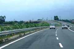 Phương tiện lưu thông trên đoạn tuyến cao tốc được đưa vào khai thác. (Ảnh: Việt Hùng/Vietnam+)
