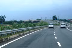 Phương tiện lưu thông trên đoạn tuyến cao tốc được đưa vào khai thác. (Ảnh: Việt Hùng/Vietnam+)