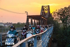 Phương tiện thô sơ đi trên cầu Long Biên. (Ảnh: Khánh Hòa/TTXVN)