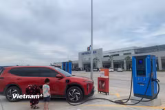 Một trạm dừng nghỉ trên tuyến cao tốc Bắc-Nam đã đầu tư hệ thống sạc cho xe điện. (Ảnh: Việt Hùng/Vietnam+)