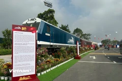Đường sắt mang cả đầu máy, toa xe tham gia triển lãm thành tựu Đất nước. (Ảnh: PV/Vietnam+)