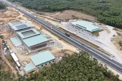 Trạm dừng nghỉ trên tuyến cao tốc Phan Thiết-Dầu Giây phía bên trái tuyến vẫn chưa thể hoàn thành. (Ảnh: PV/Vietnam+)