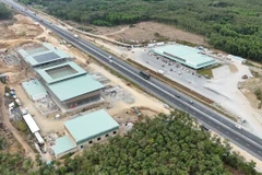 Trạm dừng nghỉ trên tuyến cao tốc Phan Thiết-Dầu Giây phía bên trái tuyến vẫn chưa thể hoàn thành. (Ảnh: PV/Vietnam+)