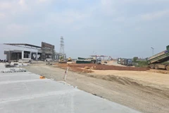 Nhà thầu thi công một trạm dừng nghỉ trên tuyến cao tốc Bắc-Nam. (Ảnh: PV/Vietnam+)